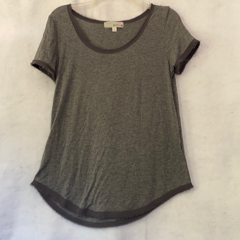 Derek Heart Short Sleeve Gray Fringed T-shirt Top